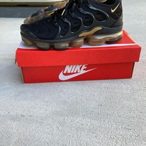 Air max plus black gold